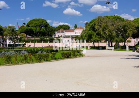 Lisboa, Portugal - 19.09.2023 Garten von 'Afonso de Albuquerque' mit dem Palast von Belem im Hintergrund. Stadt Lissabon in Portugal Stockfoto