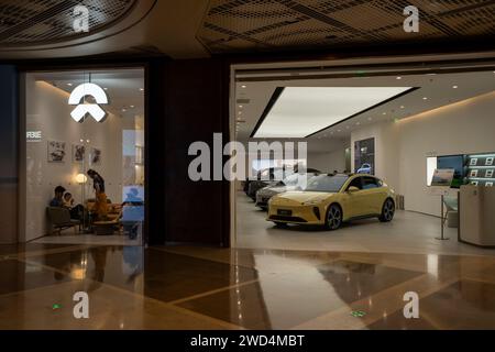 Der NIO Showroom und Store at 1000 Trees in Shanghai, China, am Freitag, den 11. August 2023. Stockfoto