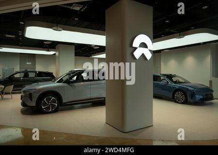 Der NIO-Showroom und -Store in der INDIGO Mall in Peking, China, am Montag, den 24. Juli 2023. Stockfoto