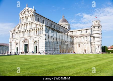 Pisa, Italien - 29. Juni 2023: Berühmtes Wahrzeichen des Schiefen Turms mit blauem Himmel und weißem Marmor aus der Renaissance Stockfoto