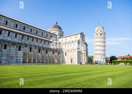 Pisa, Italien - 29. Juni 2023: Berühmtes Wahrzeichen des Schiefen Turms mit blauem Himmel und weißem Marmor aus der Renaissance Stockfoto