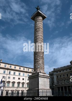ROM, ITALIEN - 19. SEPTEMBER 2023: Die Säule von Markus Aurelius und Faustina auf der Piazza Colonna Stockfoto