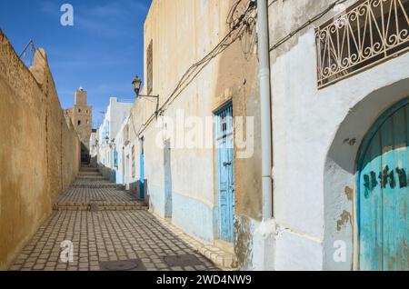 Typische Straße in der mittelalterlichen Medina von Sousse, Tunesien. Der Kasbah-Turm ist im Hintergrund sichtbar. Stockfoto