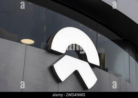 Das NIO-Logo ist am 23. August 2023 in einem seiner Geschäfte in Peking, China, zu sehen. Stockfoto