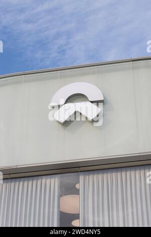 Das NIO-Logo ist am 1. Oktober 2023 in einem seiner Geschäfte in Peking zu sehen. Stockfoto
