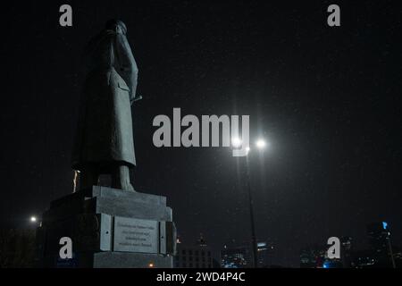 Warschau, Polen. Januar 2024. Das Jozef Pilsudski-Denkmal ist während des Schneefalls in Warschau am 18. Januar 2024 zu sehen. (Foto: Jaap Arriens/SIPA USA) Credit: SIPA USA/Alamy Live News Stockfoto