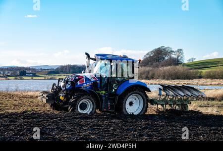 New Holland Traktor pflügt Feld nördlich von Glasgow Schottland Stockfoto