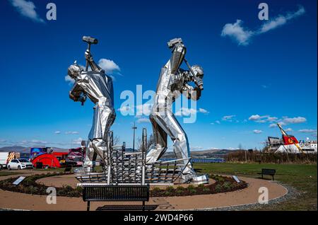 Riesige Skulptur der Schiffsbauer im Coronation Park in Inverclyde, zwei Schiffsbauer mit Vorschlaghämmern. Stockfoto