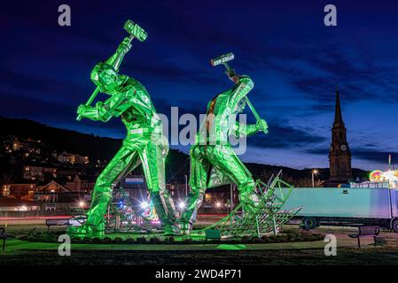 Gigantische Skulptur der Schiffbauer im Coronation Park in Inverclyde am Tag der Nacht. Stockfoto