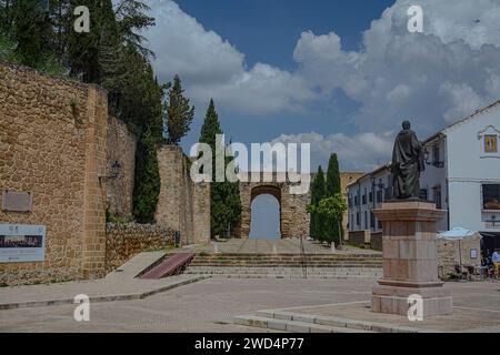 Steinstatue auf Backsteinplattform neben der Mauer, Antequera, Spanien Stockfoto