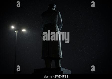 Warschau, Polen. Januar 2024. Das Jozef Pilsudski-Denkmal ist während des Schneefalls in Warschau am 18. Januar 2024 zu sehen. (Foto: Jaap Arriens/SIPA USA) Credit: SIPA USA/Alamy Live News Stockfoto