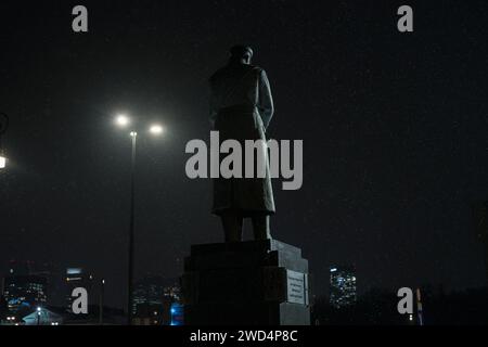 Warschau, Polen. Januar 2024. Das Jozef Pilsudski-Denkmal ist während des Schneefalls in Warschau am 18. Januar 2024 zu sehen. (Foto: Jaap Arriens/SIPA USA) Credit: SIPA USA/Alamy Live News Stockfoto