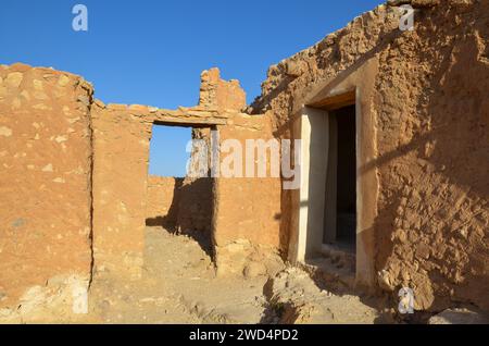 Oase in der Sahara, ruinierte Siedlung, Tschebika, Tunesien. Stockfoto