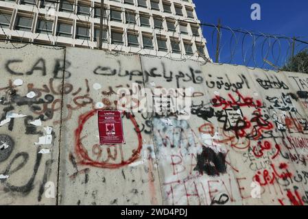 Beirut, Libanon. Januar 2024. Ein Plakat gegen den Missbrauch von Bankern an einer Wand der Zentralbank, Beirut, Libanon, 18. Januar 2024. (Foto: Elisa Gestri/SIPA USA) Credit: SIPA USA/Alamy Live News Stockfoto