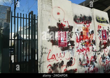 Beirut, Libanon. Januar 2024. Plakate gegen den Missbrauch von Bankern am Eingang der Zentralbank, Beirut, Libanon, 18. Januar 2024. (Foto: Elisa Gestri/SIPA USA) Credit: SIPA USA/Alamy Live News Stockfoto