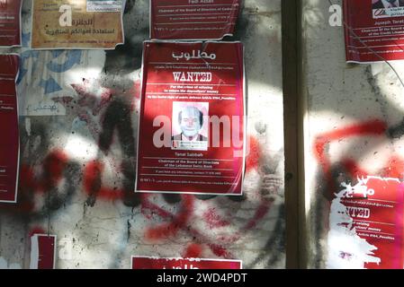 Beirut, Libanon. Januar 2024. Plakate gegen den Missbrauch von Bankern an einer Wand der Zentralbank, Beirut, Libanon, 18. Januar 2024. (Foto: Elisa Gestri/SIPA USA) Credit: SIPA USA/Alamy Live News Stockfoto