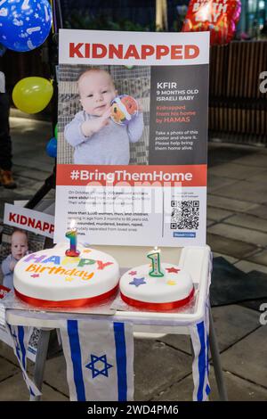 Red Cross HQ, London, Großbritannien. Januar 2024. Eine Mahnwache vor dem britischen Roten Kreuz, die keine Geiseln besucht hat, während sie in Gefangenschaft sind, um Kfir Bibas zum 1. Geburtstag zu begehen. mit nur 9 Monaten war er die jüngste der 253 Geiseln, die von der Hamas und anderen militanten Gruppen während der Terroranschläge gegen Israel am 7. Oktober 2023 in Gaza genommen wurden. Kfir wurde zusammen mit seinem vierjährigen Bruder, seiner Mutter und seinem Vater 104 Tage lang in Gaza gefangen gehalten. Geburtstagskerzen wurden auf Kuchen auf einem leeren Hochstuhl angezündet. Foto: Amanda Rose/Alamy Live News Stockfoto