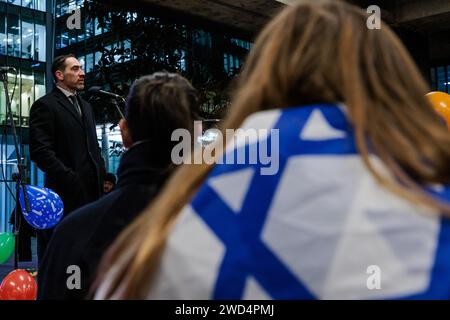 Red Cross HQ, London, Großbritannien. Januar 2024. Rabbiner Joseph Dweck spricht bei einer Mahnwache vor dem britischen Roten Crossto, die die Geiseln nicht besucht haben, während sie in Gefangenschaft sind, zum 1. Geburtstag von Kfir Bibas, mit nur 9 Monaten war er die jüngste der 253 Geiseln, die von der Hamas und anderen militanten Gruppen während der Terroranschläge gegen Israel am 7. Oktober 2023 in Gaza genommen wurden. Kfir wurde zusammen mit seinem vierjährigen Bruder, seiner Mutter und seinem Vater 104 Tage lang in Gaza gefangen gehalten. Foto: Amanda Rose/Alamy Live News Stockfoto