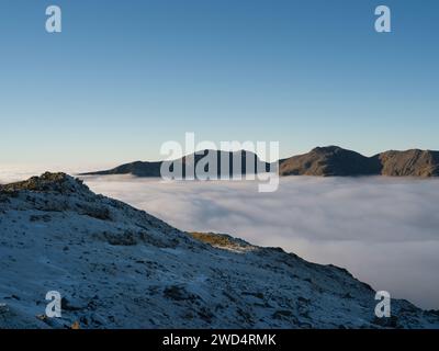 Scafell Pike und das Scafell Massif, Englands höchstes Hochland, von Crinkle Crags aus gesehen während der Wolkenumkehrung im Lake District, Cumbria Stockfoto