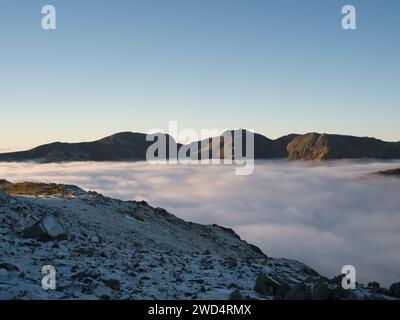 Scafell Pike und das Scafell Massif, Englands höchstes Hochland, von Crinkle Crags aus gesehen während der Wolkenumkehrung im Lake District, Cumbria Stockfoto