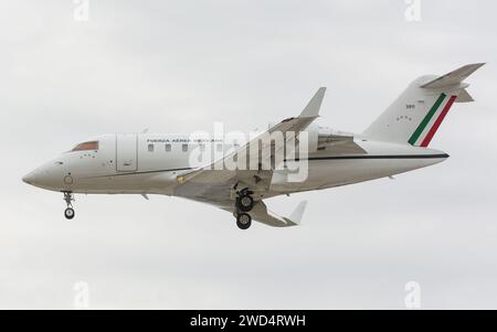 Weißes Flugzeug im Flug mit ausgefahrenem Fahrwerk Stockfoto