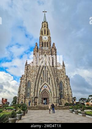 Canela, RS, Brasilien - 19. Mai 2022: Kathedrale aus Stein, Kathedrale von Pedra auf portugiesisch. Die Kirche Nossa Senhora de Lourdes am Matriz-Platz. Stockfoto