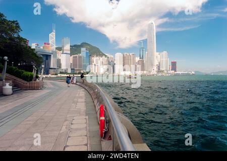 Flacher Blick auf die Wolkenkratzer und das Hong Kong Observation Wheel vom Harbor Boulevard, Hong Kong Stockfoto