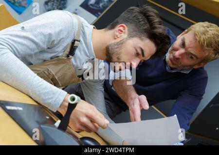 Porträt von Mitarbeitern, die Dokumente prüfen Stockfoto