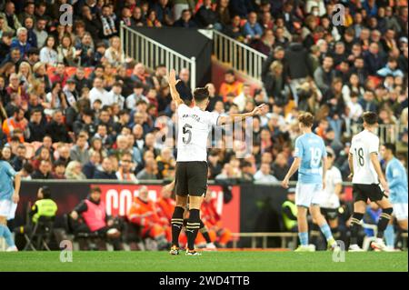 Gabriel Paulista von Valencia CF im Achten Finale des King's Cup 23/24 zwischen RC Celta Vigo und Valencia CF im Mestalla Stadium. Endstand; Valencia CF 1: 3 RC Celta Vigo. Stockfoto