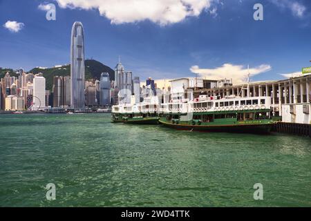 Blick auf den Victoria Harbour vom Star Ferry Pier in Kowloon, Hong Kong Stockfoto