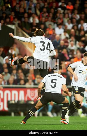Gabriel Paulista von Valencia CF, Jose Luis Garcia Vaya Pepelu von Valencia CF im Achten Finale des King's Cup 23/24 zwischen RC Celta Vigo und Valencia CF im Mestalla Stadium. Endstand; Valencia CF 1: 3 RC Celta Vigo. Stockfoto