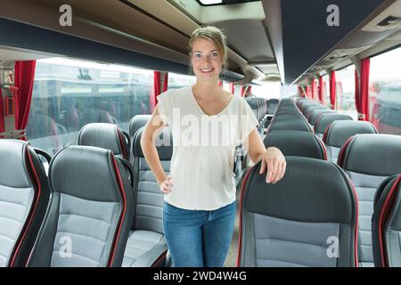 Porträt einer Busfahrerin in ihrem Bus Stockfoto