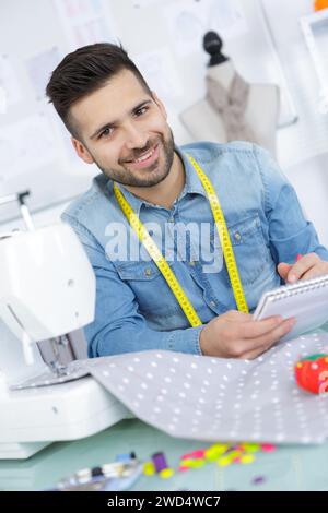 Süßer Schneider mit Bart, der im Studio arbeitet Stockfoto