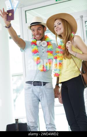 Einige sagen Hallo oder Abschied für das Ausland am Flughafen Stockfoto