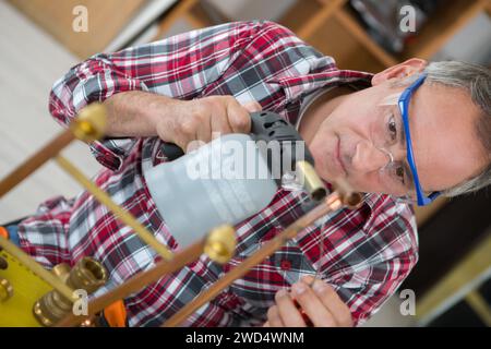 Porträt eines Mannes, der cooper lötet Stockfoto