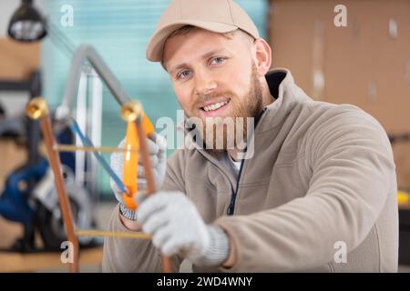 Der Klempner prüft die Rohre auf zentrales heißes und kaltes Wasser Stockfoto