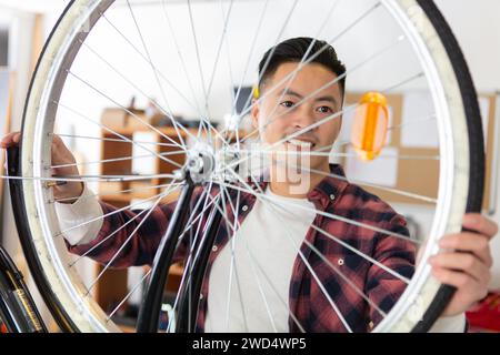 Happy man Fahrrad Mechaniker Reparatur Fahrräder Stockfoto