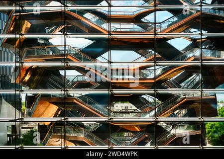 Das Schiff sah durch die Fenster von Neiman Marcus, Hudson Yards, New York Stockfoto