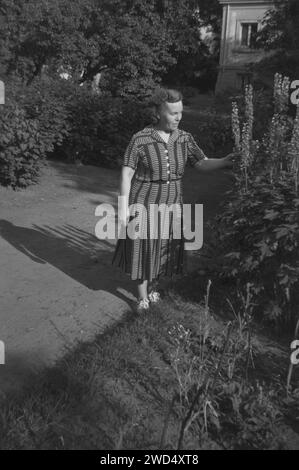 Ein antikes Foto zeigt ein Porträt einer Kaukasierin mittleren Alters im Garten eines Privathauses. Deutschland. Datum unbekannt, um die 1930er Jahre Stockfoto