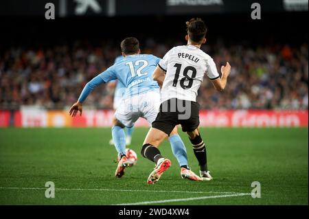 Valencia, Valencia, Spanien. Januar 2024. Jose Luis Garcia Vaya Pepelu von Valencia CF, Anastasios Douvikas RC Celta Vigo in Aktion während des Achten Endspiels des King's Cup 23/24 im Mestalla Stadion (Valencia, Achter Endspiel des King's Cup 23/24). 17/1/24. (Credit Image: © German Vidal Ponce/SOPA images via ZUMA Press Wire) NUR REDAKTIONELLE VERWENDUNG! Nicht für kommerzielle ZWECKE! Stockfoto