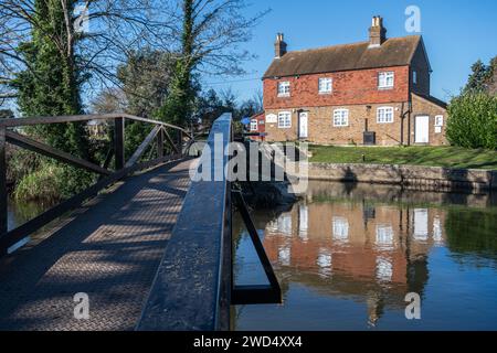 Stoke Lock und Cottage am Fluss Wey & Navigations in der Nähe von Guildford, Surrey, England, Großbritannien, an einem sonnigen Wintertag Stockfoto