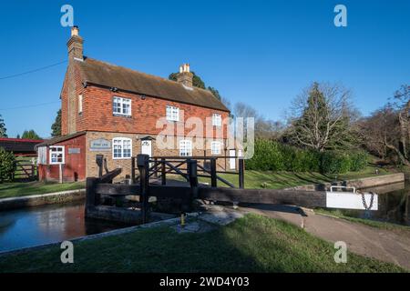 Stoke Lock und Cottage am Fluss Wey & Navigations in der Nähe von Guildford, Surrey, England, Großbritannien, an einem sonnigen Wintertag Stockfoto