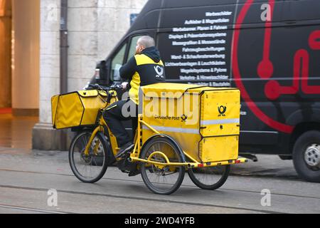 Themenbild Post,Postbote,Postbotin faehrt mit dem Fahrrad durch München. Briefpost,Deutsche Post,Briefe,Behaelter, Postbote,Versand,Kisten,Kiste,Postkiste, Briefzustellung,Postzustellung,Zustellung.Streik, Sven Simon Fotoagentur GmbH & Co. Pressefoto KG Prinzess-Luise-Str.. 41 45479 M u e l h e i m / R u h r Tel. 0208/9413250 Fax. 0208/9413260 GLS Bank BLZ 430 609 67 Kto. 4030 025 100 IBAN DE75 4306 0967 4030 0251 00 BIC GENODEM1GLS www.svensimon.net *** Themenfoto, Briefträger, Briefträger, Briefträger, Briefträger, Briefpost, Deutsche Post, Briefe, Container, Briefträger, Shippi Stockfoto