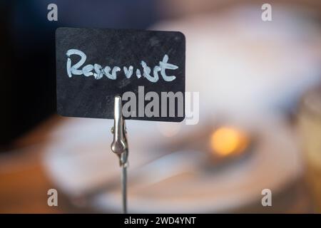 Berlin, Deutschland. Juli 2023. Ein Schild mit der Aufschrift „reserviert“ steht auf einem Tisch in einem Café. Quelle: Fernando Gutierrez-Juarez/dpa/Alamy Live News Stockfoto