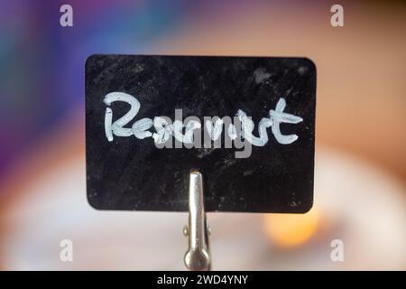 Berlin, Deutschland. Juli 2023. Ein Schild mit der Aufschrift „reserviert“ steht auf einem Tisch in einem Café. Quelle: Fernando Gutierrez-Juarez/dpa/Alamy Live News Stockfoto