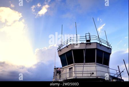 Miami International Airport: Nahaufnahme des Flugsicherungsturms in MIA, Mann vor ca. 1994-1997. Bitte schreiben Sie der Fotografin Joan Iaconetti zu. Stockfoto