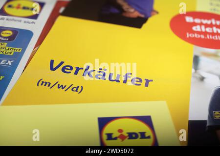 Viersen, Deutschland - 9. Januar. 2023: Nahaufnahme des Lidl Discounter Prospekts mit Stellensuchangebot für Verkäufer Stockfoto