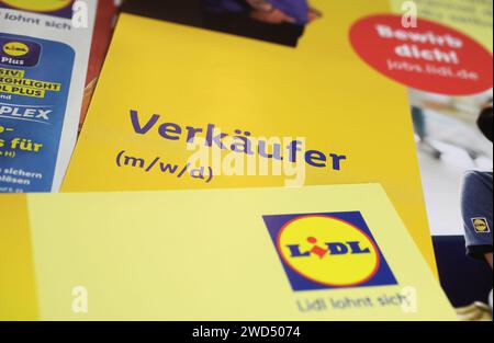 Viersen, Deutschland - 9. Januar. 2023: Nahaufnahme des Lidl Discounter Prospekts mit Stellensuchangebot für Verkäufer Stockfoto