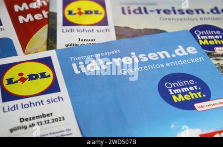 Viersen, Deutschland - 9. Januar. 2023: Nahaufnahme von Lidl Discounter-Broschüren mit günstigen Reiseangeboten Stockfoto