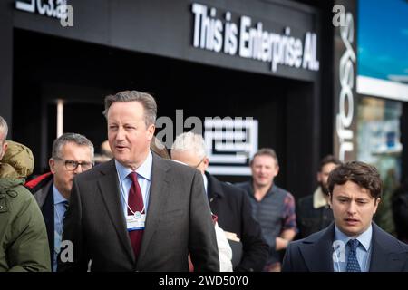 Davos, Schweiz. Januar 2024. Außenminister Lord David Cameron nimmt an einem Treffen auf dem diesjährigen Weltwirtschaftsforum Teil. Der ehemalige Premierminister traf auf dem Weltwirtschaftsforum mit Staats- und Regierungschefs der Welt zusammen, um internationale Unterstützung und Zusammenarbeit bei den größten Herausforderungen der Welt zu mobilisieren. Die einwöchige Veranstaltung des World Economic Forum (WEF) bringt führende Politiker aus aller Welt und der Industrie zusammen, um die Zukunft der Welt zu gestalten. Der dritte Tag des WEF-Treffens von Klaus Schwab bringt führende Persönlichkeiten aus aller Welt zusammen, um die Zukunft der Welt zu gestalten (Foto: Andy Barton/SOPA Images/SIPA USA) Credit: SIPA USA/Alamy Live News Stockfoto